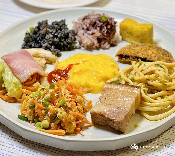 自助式早餐豐富,菜色有紅芋、角煮(燉豬肉)、雜煮、八重山蕎麥麵做的義大利麵等攝影:Angie