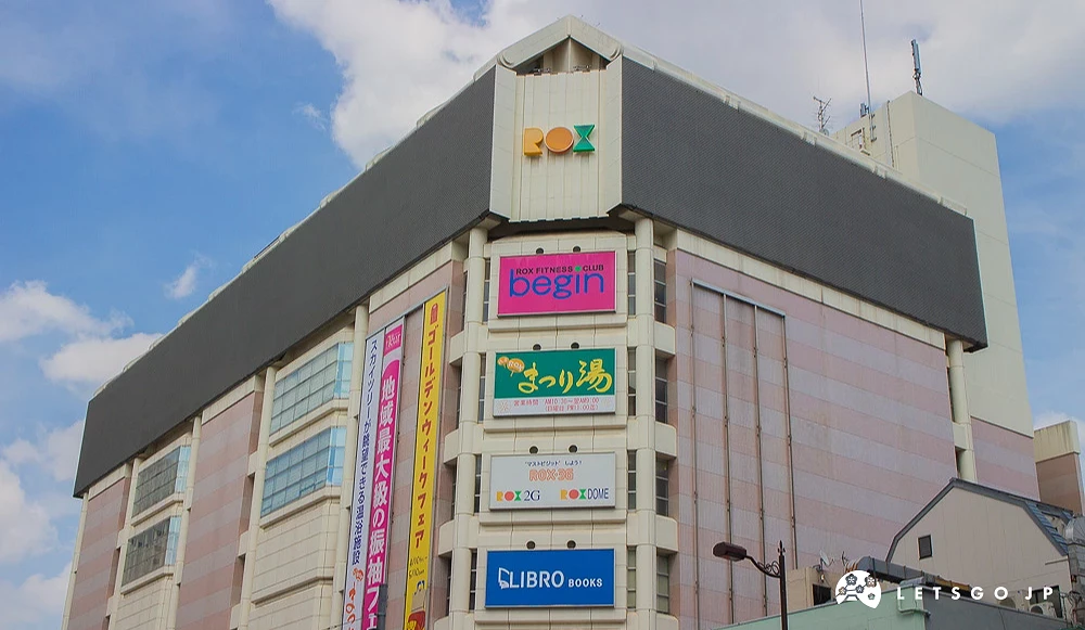 淺草 ROX 百貨建築外觀,牆面掛有各品牌廣告看板。