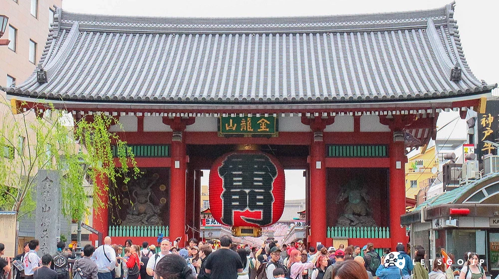 淺草寺雷門,紅色大型燈籠前方聚集大量觀光客。