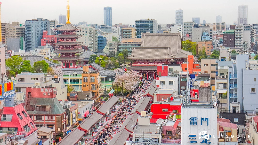 俯瞰淺草寺、五重塔與仲見世通,背景為現代城市建築。