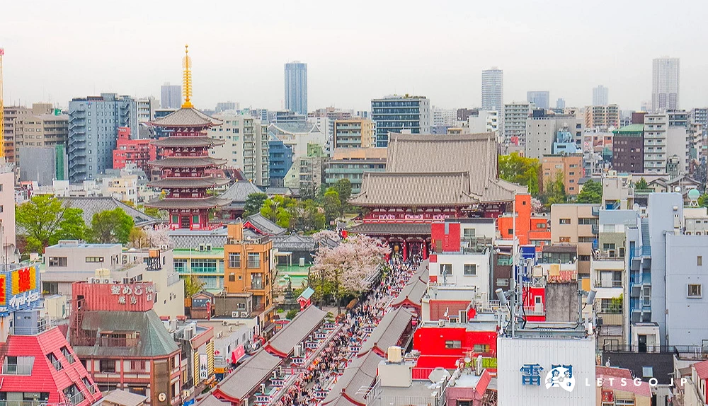 俯瞰浅草寺、五重塔与仲见世通,背景为现代城市建筑。