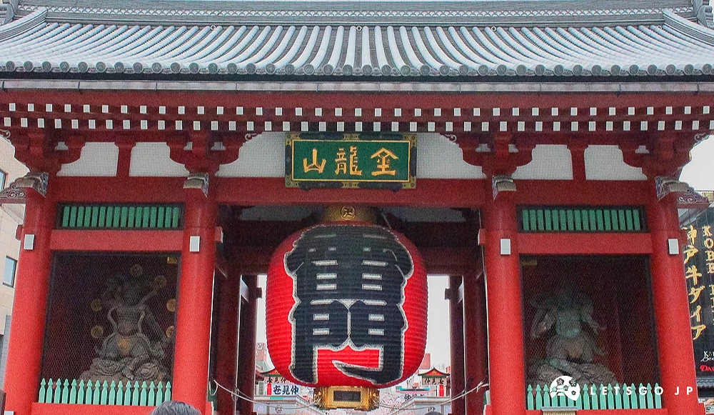 淺草寺雷門,紅色大型燈籠與前方聚集的觀光客。