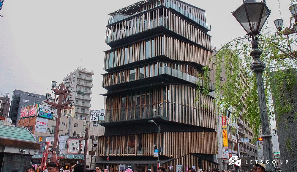 淺草文化觀光中心建築,外觀為木質格柵重疊設計。