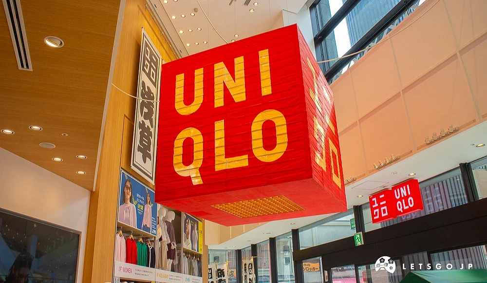 UNIQLO 淺草店室內,挑高空間懸掛巨大的紅色正方形燈籠。