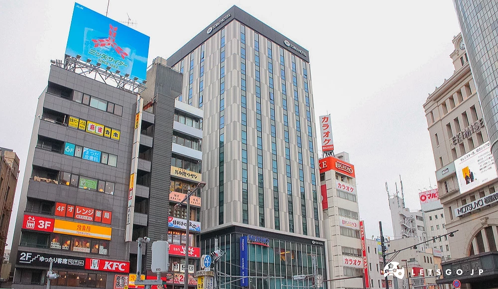 淺草雷門通街景,包含東武飯店、一蘭拉麵與 KFC 招牌。