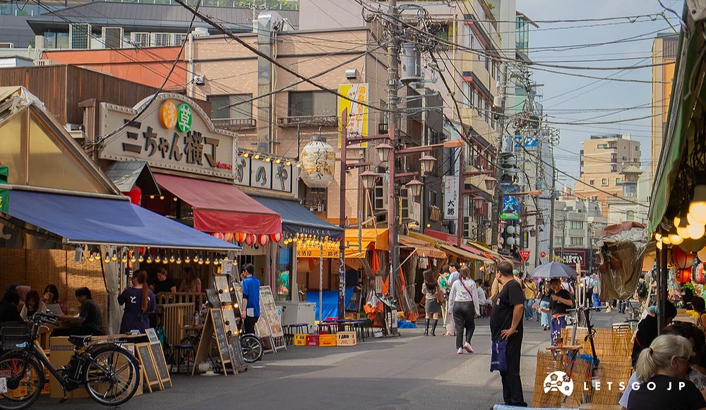 淺草初音小路商店街,路邊有多家設有棚子的餐廳。