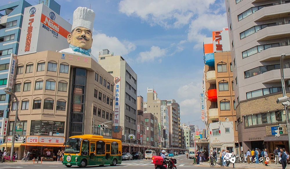 合羽橋道具街建築,屋頂設有巨大的廚師頭像。