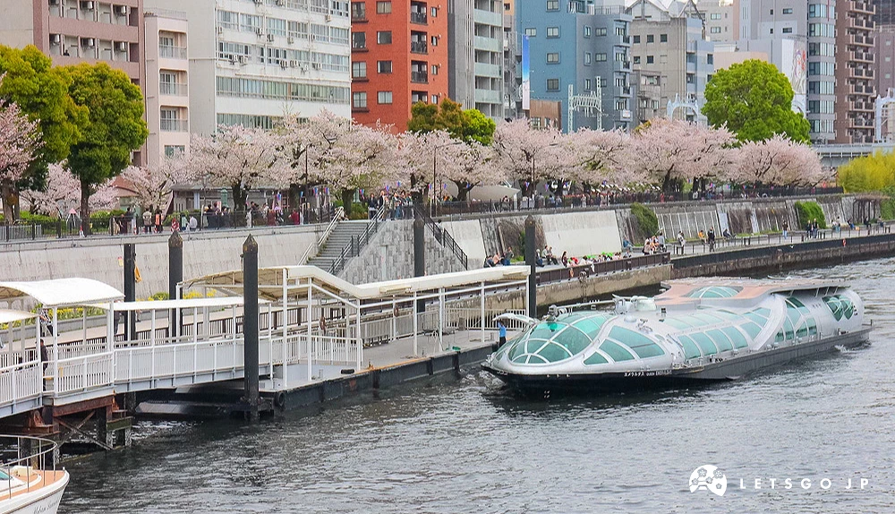 隅田川碼頭,停靠著未來感造型的水上巴士翡翠號。