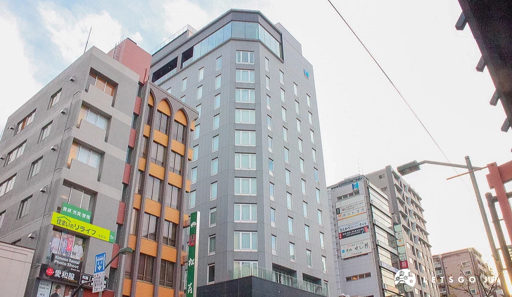 淺草街頭現代建築,側邊掛有和服體驗與不動產廣告。