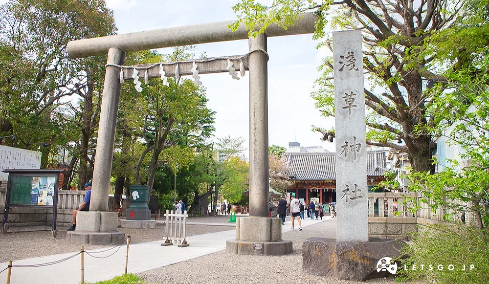 淺草神社入口石造鳥居,右側立有「淺草神社」石碑。