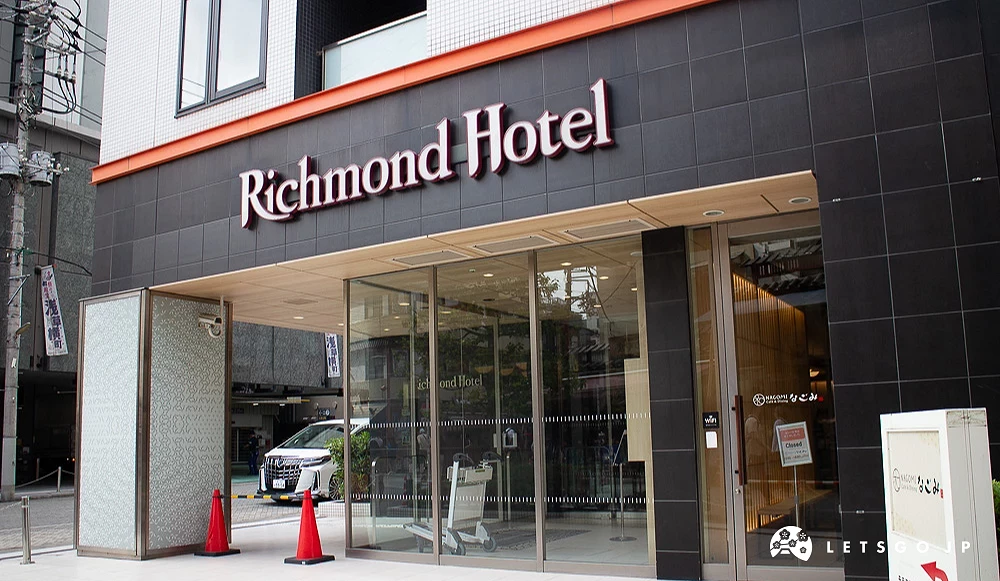 Richmond Hotel 淺草分店入口,採用深色石材牆面與玻璃門。