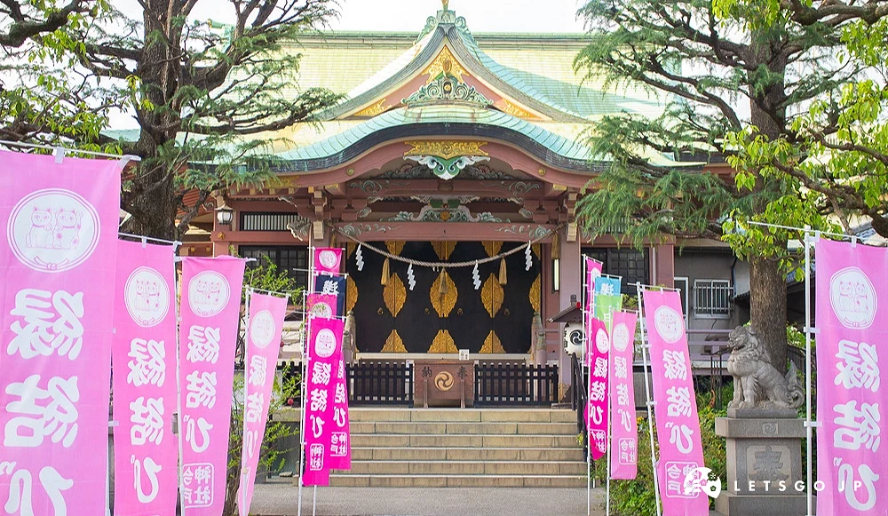 今戶神社本殿,入口處排滿粉紅色招財貓旗幟。