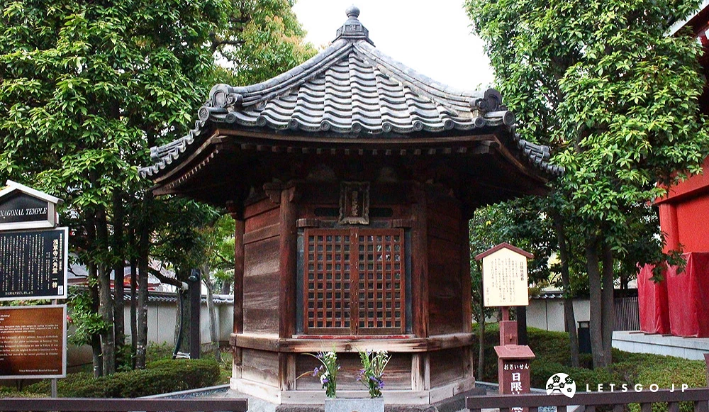 淺草寺六角堂,木造八角形建築座落於林木間。
