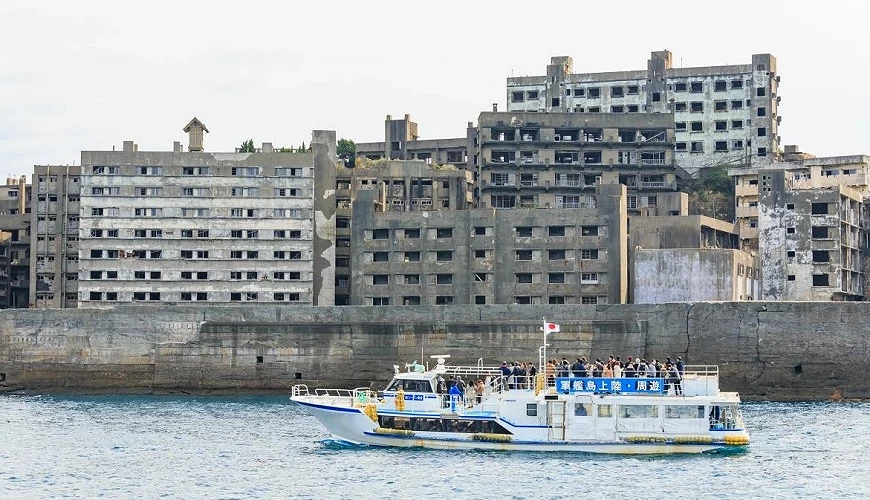 觀光船載著遊客在軍艦島旁航行