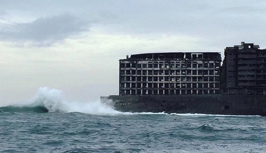 天候不佳時大浪侵襲軍艦島