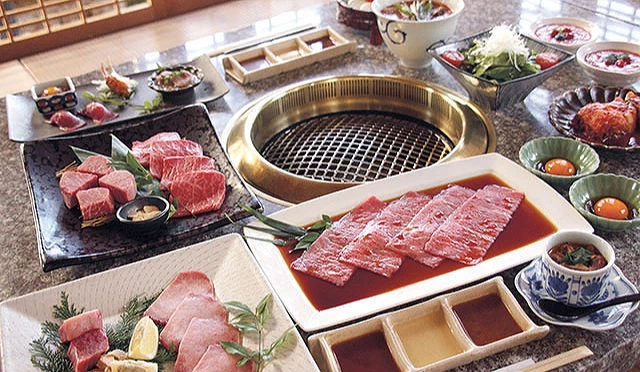 整桌的燒肉套餐及烤網