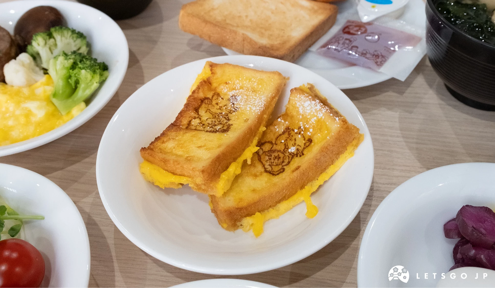 盤子上放了兩片法式吐司,上面印有招財貓圖案