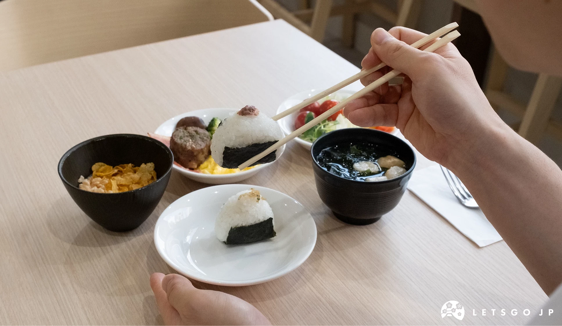 手拿筷子夾著飯糰