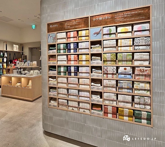 展示手帕等紡織品的貨架