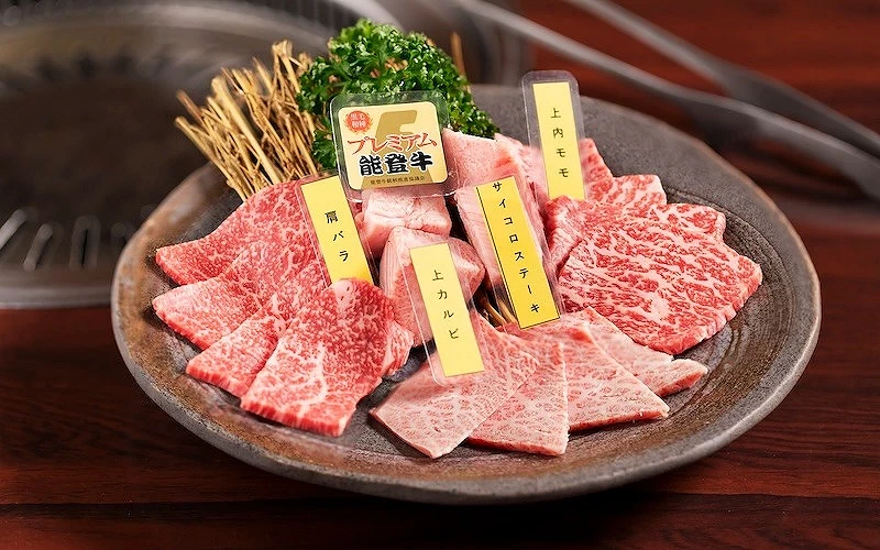 能登牛多部位生牛肉片擺盤附部位標示與蔬菜