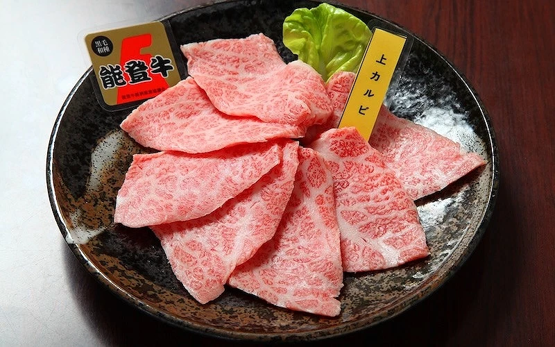 能登牛上等雪花牛肉片盤附標示與生菜