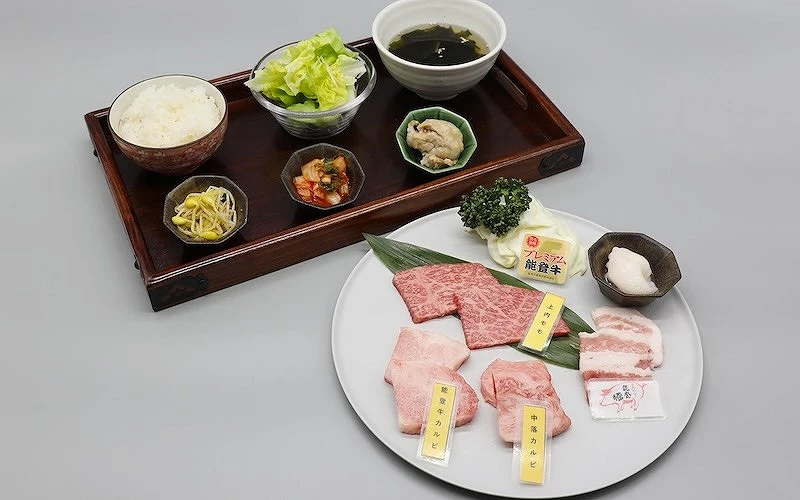 能登牛多部位生牛肉拼盤附標示與白飯沙拉湯品