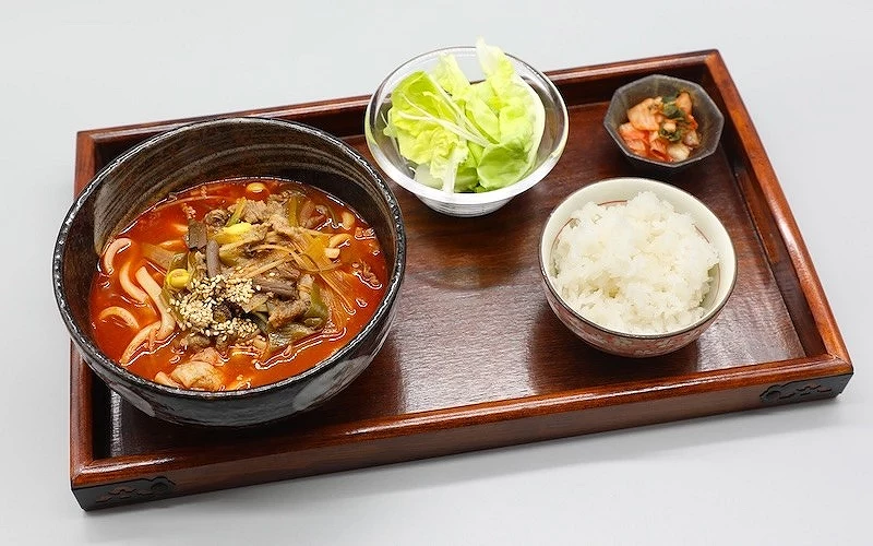 辣味牛肉湯搭白飯沙拉與泡菜小菜定食