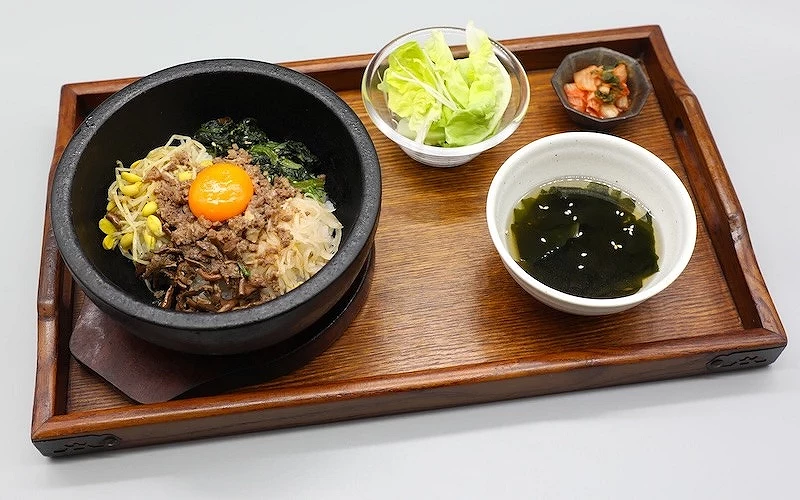 石鍋拌飯配生蛋黃豆芽海帶湯與泡菜