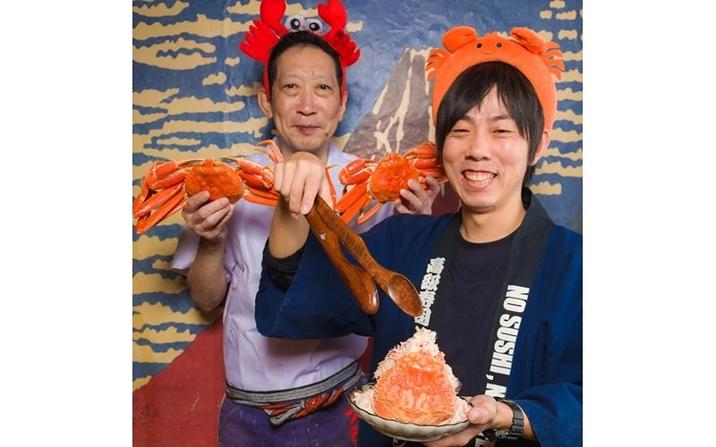 日本東京秋葉原東京壽司酒場フジヤマ工作人員拿著螃蟹料理