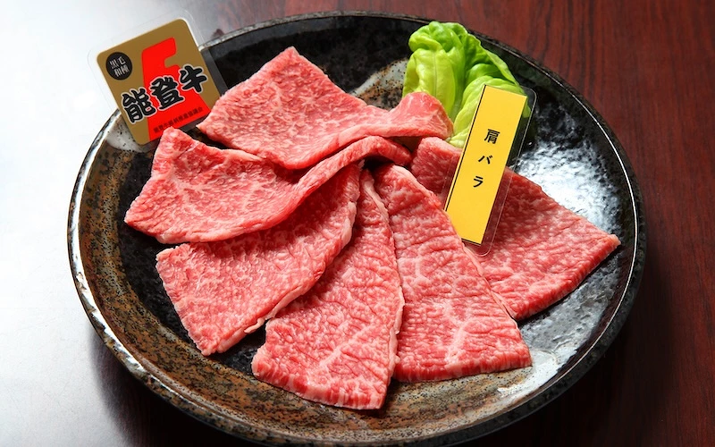 能登牛肩牛肉片盤附標示與生菜