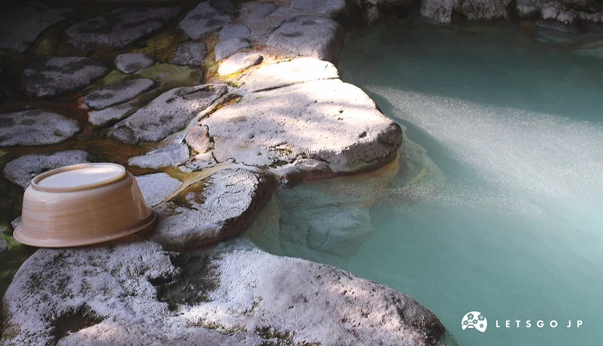 九州明矾温泉露天浴池,石头围绕的温泉与淡蓝色泉水