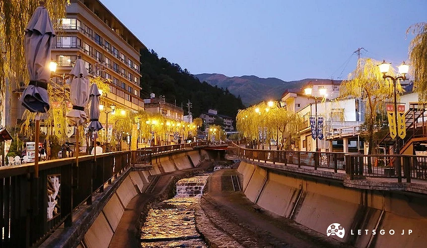 下吕温泉街夜景,河道两侧旅馆与街灯点亮的温泉街景观