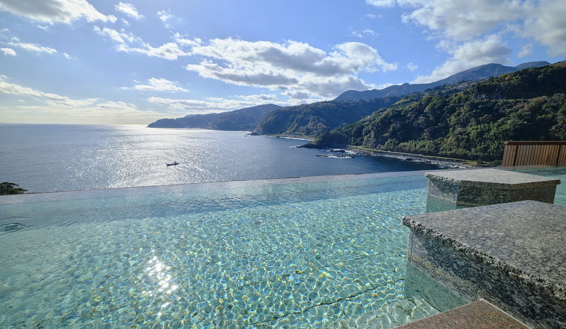 伊豆海景无边际温泉池,可眺望海岸与山景的露天浴池