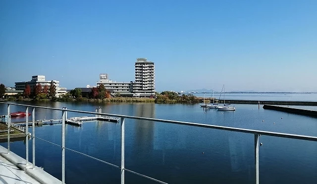 雄琴温泉琵琶湖景色,湖面与湖畔饭店及码头景观