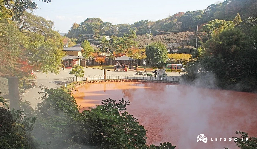 别府血池地狱温泉景观,红色池水与周围蒸气环境