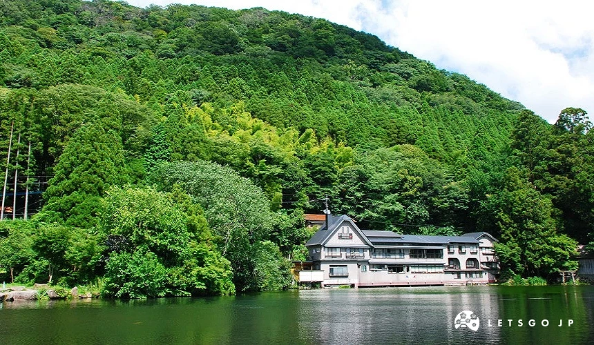 由布院金鳞湖湖畔温泉旅馆,周围山林与水景环境