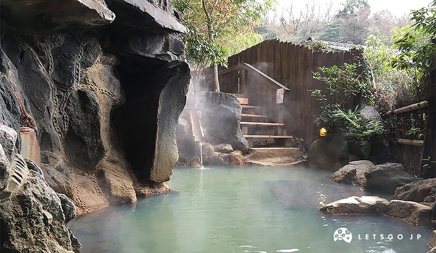 黑川温泉露天温泉浴池,岩石环绕的户外温泉与自然景观