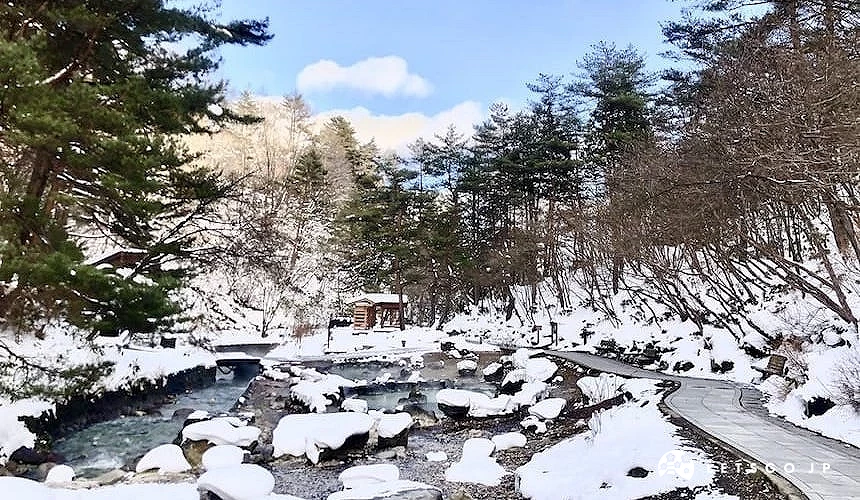 西之河原公园冬季景观,雪覆步道与温泉溪流交织的自然风景