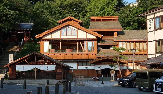 草津御座之汤木造建筑外观与传统日式公共浴场景象