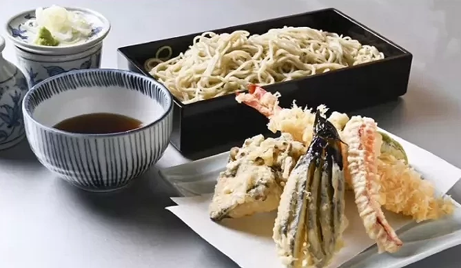 草津三国家天妇罗荞麦面与炸虾套餐料理