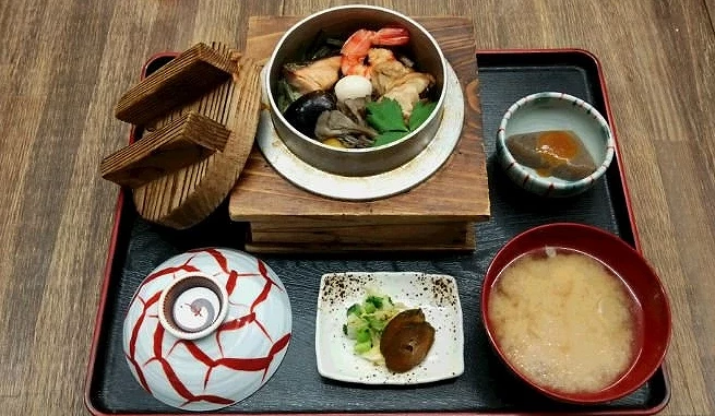 草津日式釜饭套餐与味噌汤小菜定食