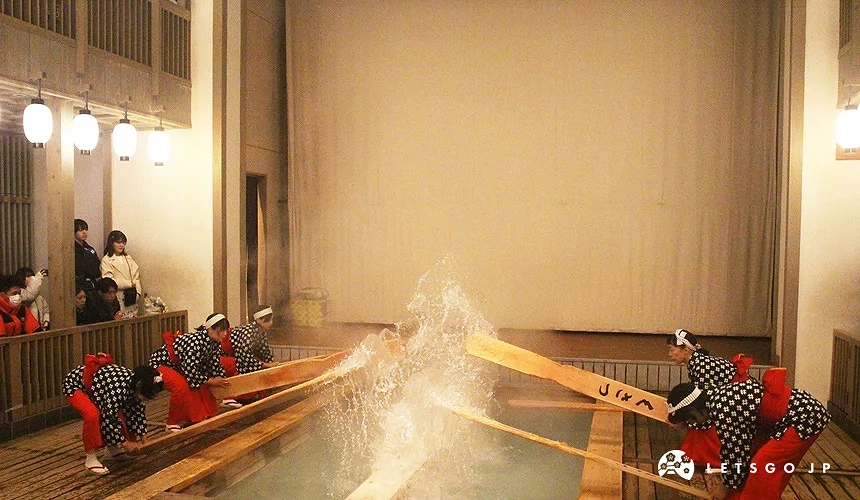 草津温泉热乃汤的汤揉表演,工作人员用木板搅拌温泉水