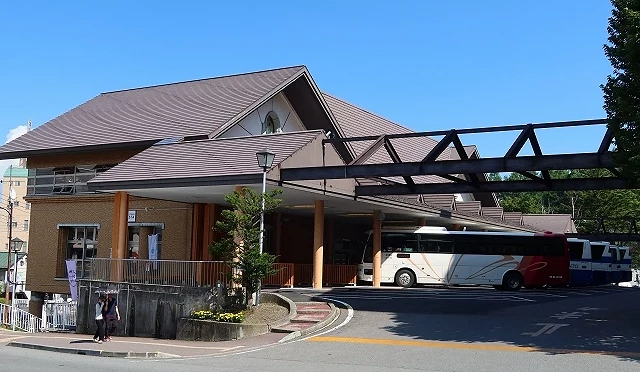 草津温泉巴士总站建筑与停靠的巴士景象