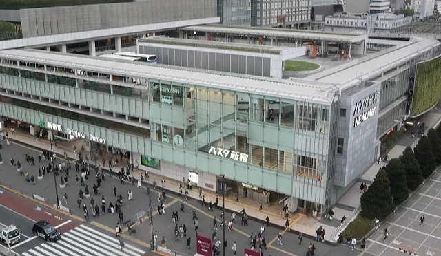 东京新宿巴士总站建筑外观与周边街景