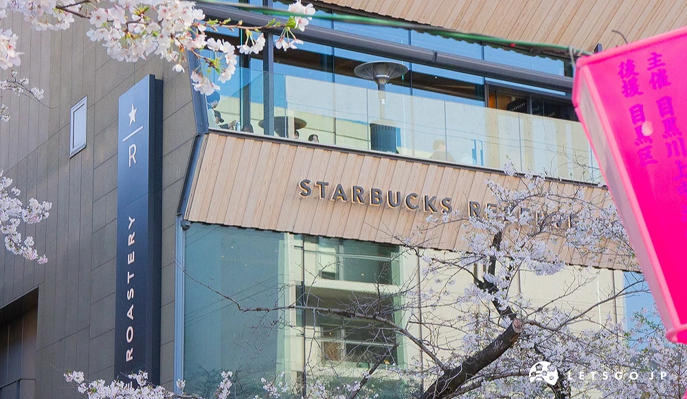 樱花与中目黑星巴克臻选东京烘焙工坊外观交织的街景画面