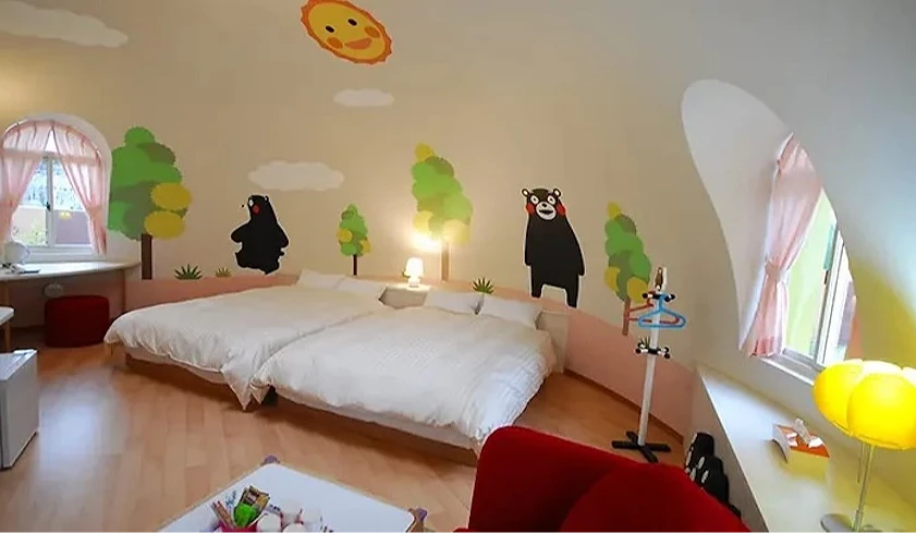 戶外彩色圓頂造型建築群,前方為熊本熊造型房屋,背景有山景