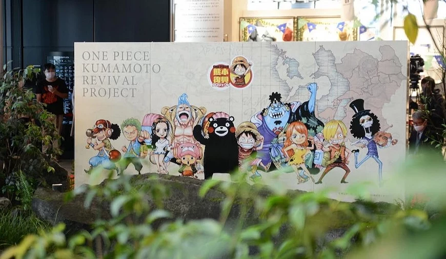 ONE PIECE KUMAMOTO REVIVAL PROJECT 主題牆,繪有熊本熊與航海王角色合影