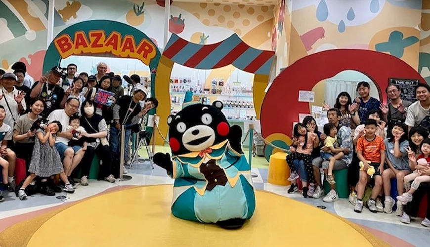 熊本熊吉祥物於「BAZAAR」拱門前與大批觀眾合影