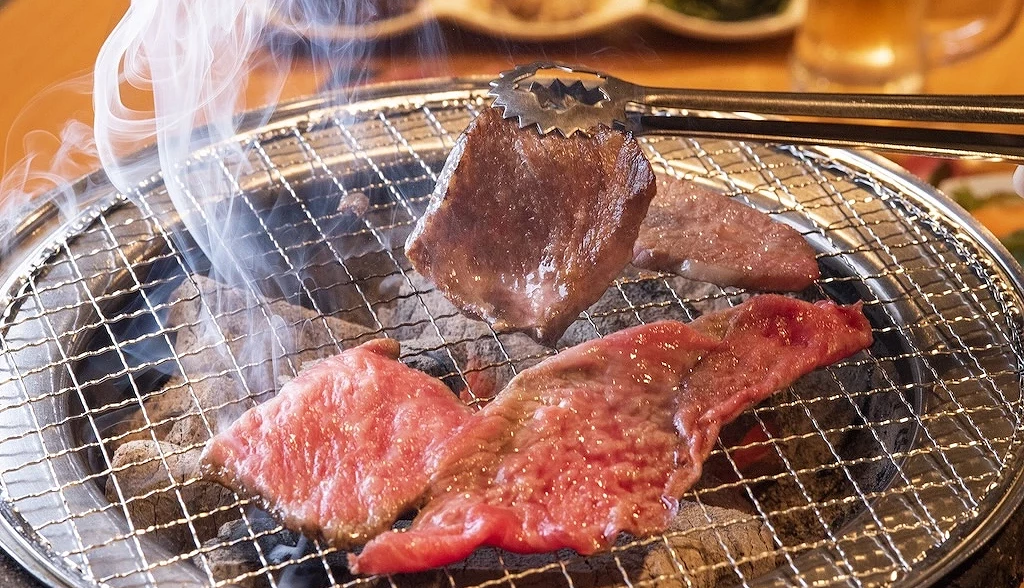 烤網上正在燒烤的肉