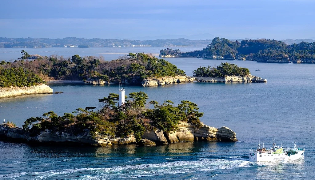 松岛海湾有各种小岛屿以及行驶中的船